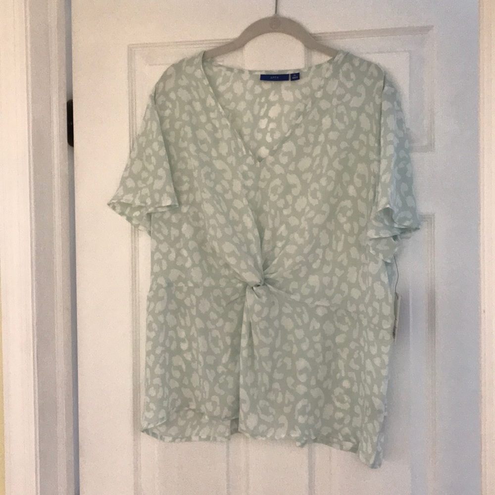 NWT apt 9 v-neck animal print top